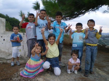 Si jeunes et pourtant la cible des autorités, on ne peut enlever les sourires des lèvres des enfants si facilement