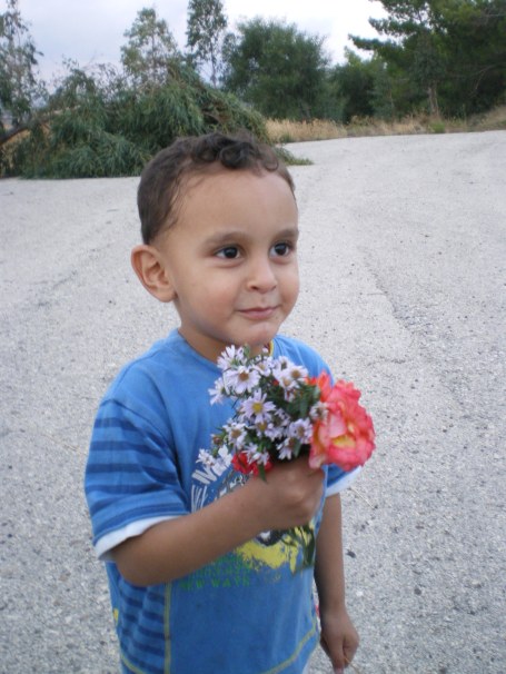 Des fleurs contre des balles. Les armes ne sont pas les mêmes dans chacun des camps