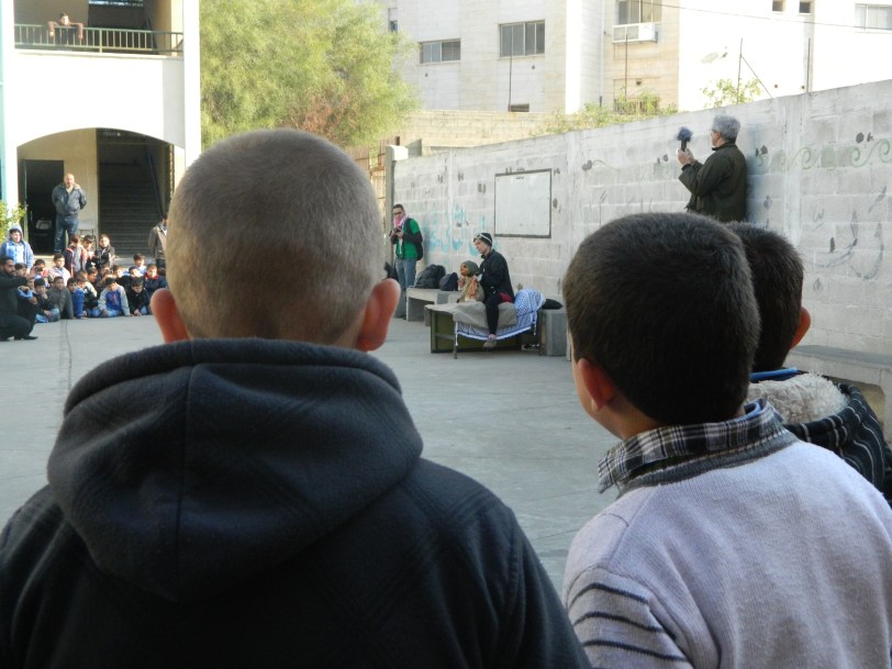 Les enfants sont captivés par Marie et Lulu, sa marionnette