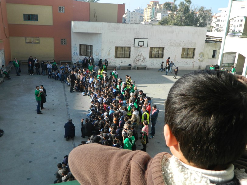 A l'étage, un écolier regarde le spectacle