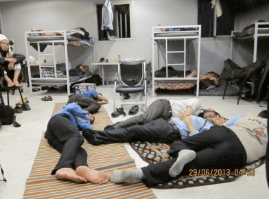 http://www.alwatanvoice.com/arabic/news/2013/06/30/410053.html Sur le site : "Des Palestiniens bloqués dans l'aéroport du Caire lancent un appel urgent pour leur venir en aide"